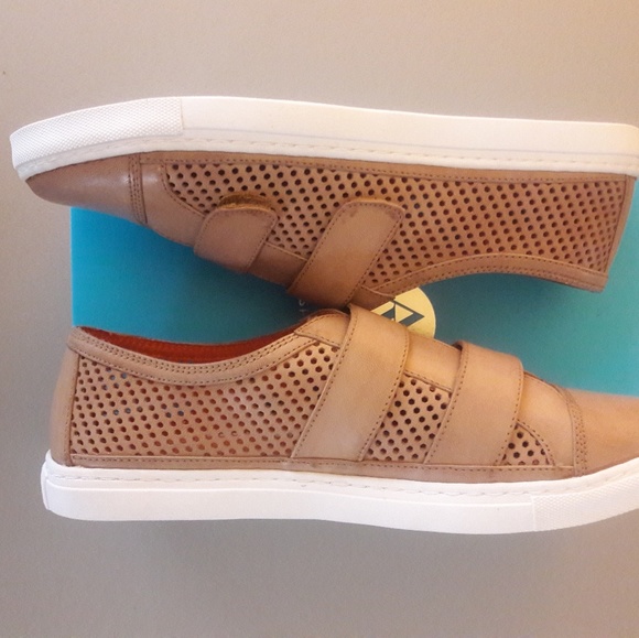 Adrienne Vittadini Dulls Perforated Sneaker Sz 9.5 - Picture 3 of 3